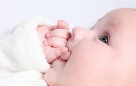 宝宝吃手指，到底管不管？90%的父母都做错了！